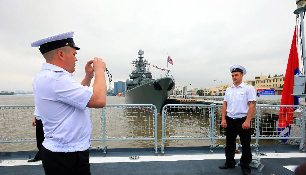 Китайские и российские офицеры и солдаты, задействованные в совместных учениях «Морское взаимодействие - 2014» посетили военные корабли