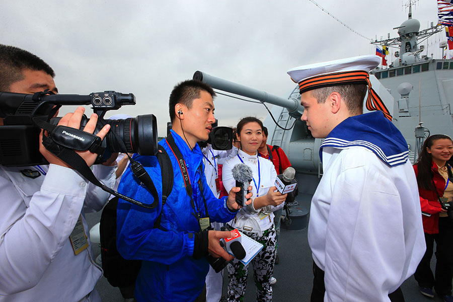 Китайские и российские офицеры и солдаты, задействованные в совместных учениях «Морское взаимодействие - 2014», посетили военные корабли