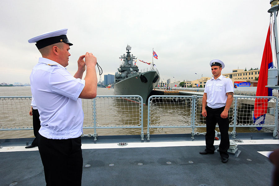 Китайские и российские офицеры и солдаты, задействованные в совместных учениях «Морское взаимодействие - 2014», посетили военные корабли