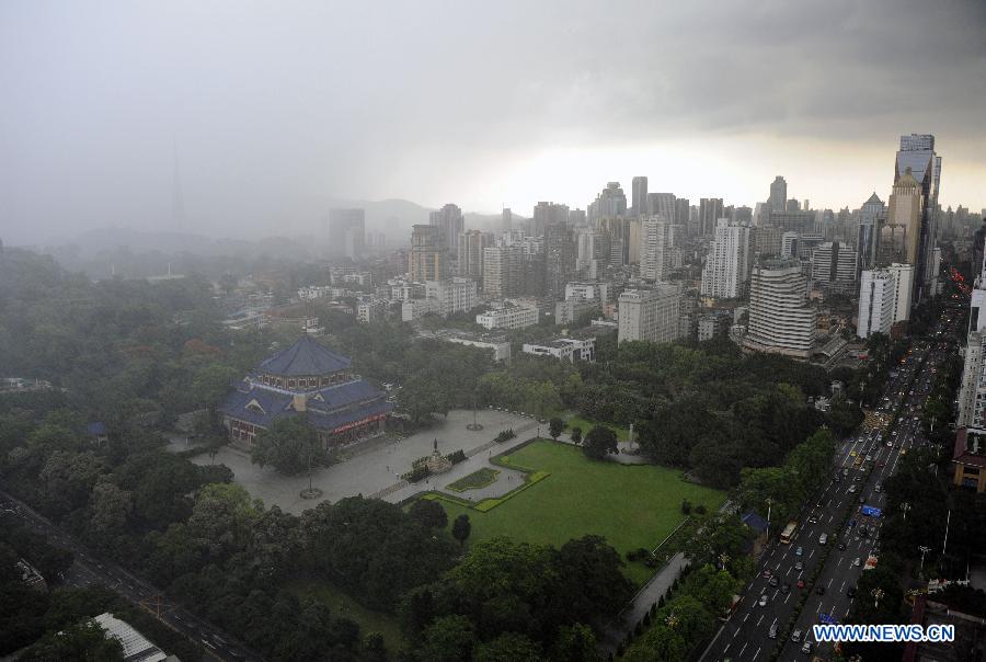 В южном Китае в результате проливных дождей уже погибли 7 человек