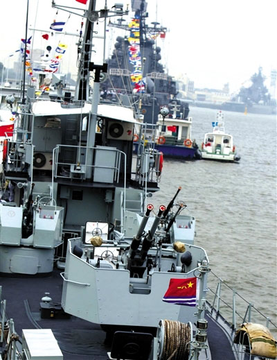Сегодня китайские и российские корабли отплыли от порта и приступили к учениям