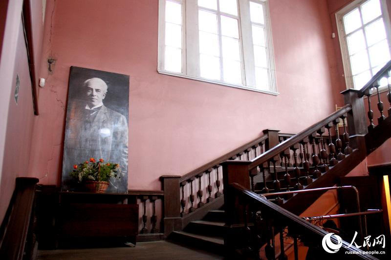 На лестнице к входу музея поставлена фотография Великого мастера К.Станиславского.