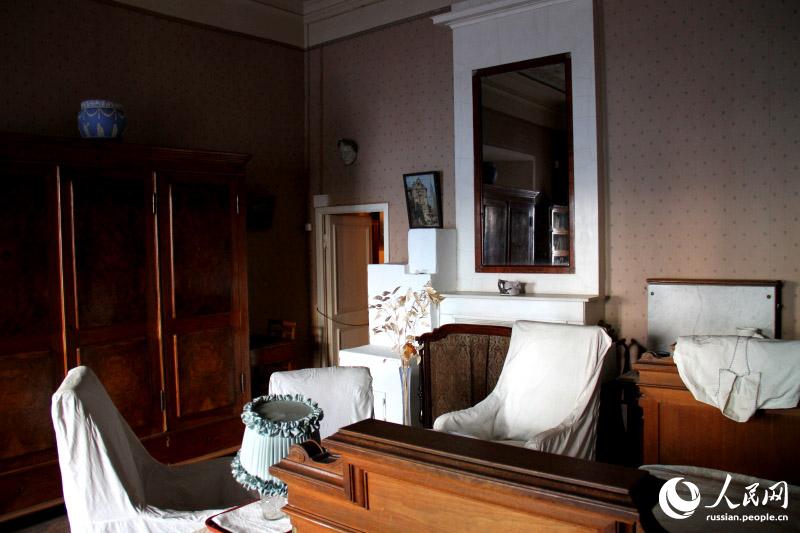 К кабинету примыкает спальня, в которой сохранилось все, как было при жизни хозяйна дома.