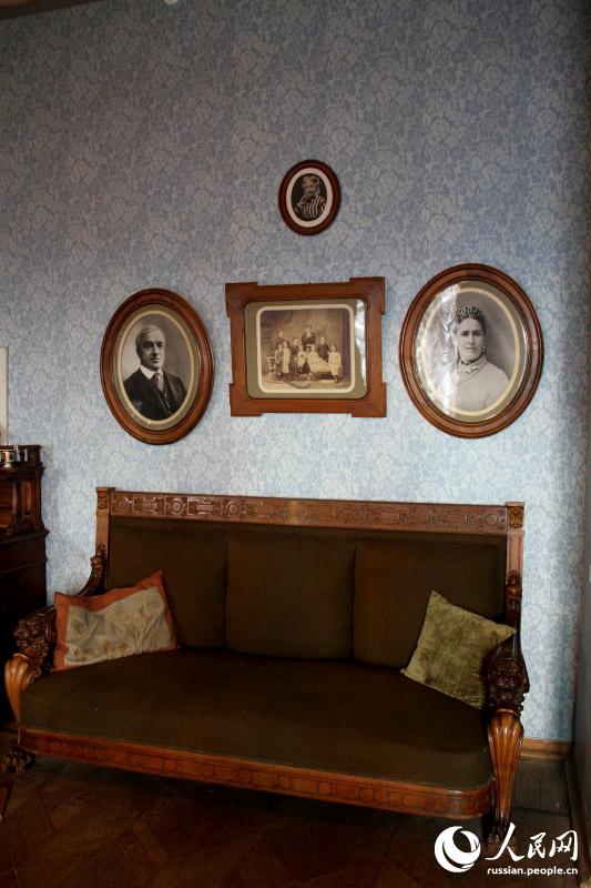 В столовой, которая находится рядом, висят старые семейные портреты родных Станиславского, владельцев золотоканительной фабрики в Москве купцов Алексеевых.