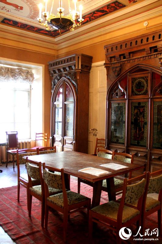 Станиславский любил готический стиль, эту мебель сделали специально для него