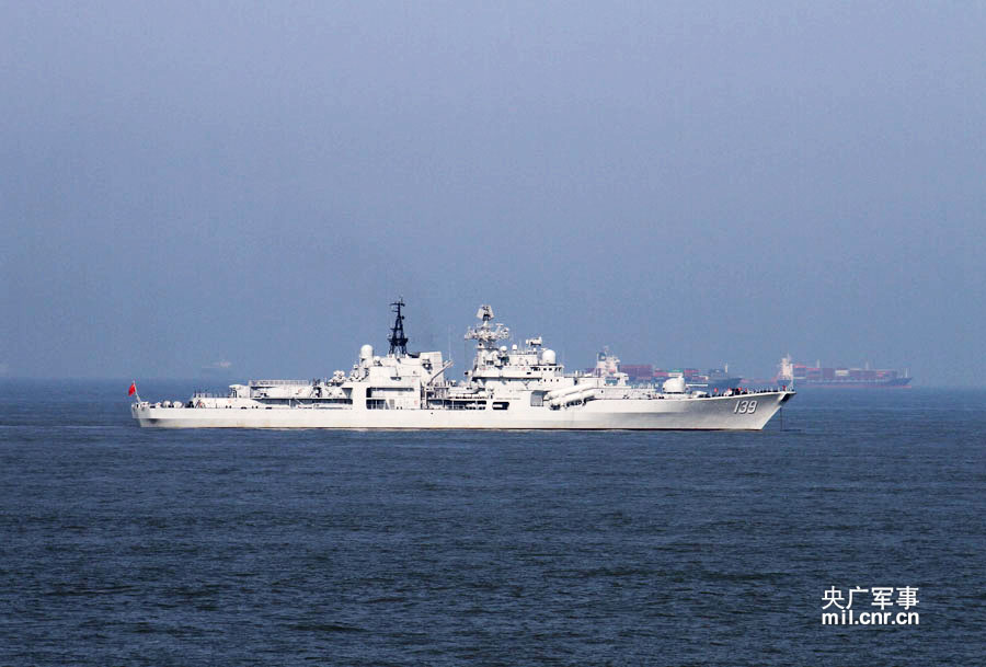 Ракетный эсминец ВМС Китая «Нинбо» вошел в зону тренировок