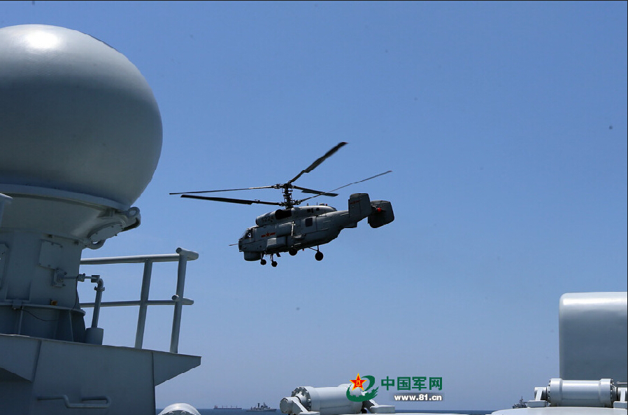Моряки ВМС Китая и ВМФ России в ходе совместных учений отработали действия по "зачистке" корабля от пиратов