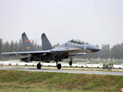 В Китае военные самолеты совершили летные испытания на скоростной автостраде