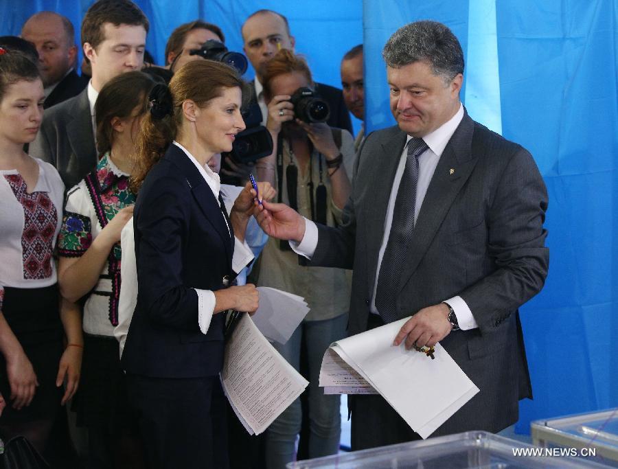 По результатам обработки 60,15 проц электронных протоколов на президентских выборах в Украине с 53,72 проц голосов лидирует П. Порошенко -- ЦИК