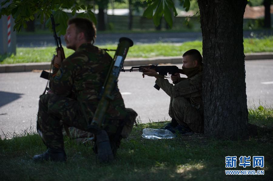 Ожесточенные бои между украинскими правительственными войска и ополченцами в Донецке