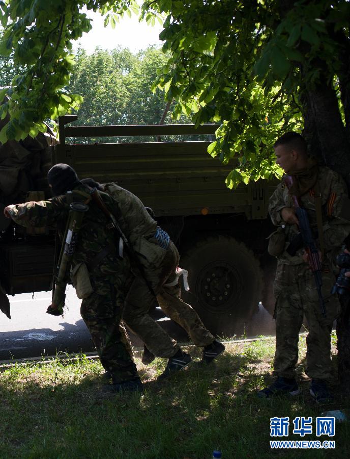 Ожесточенные бои между украинскими правительственными войска и ополченцами в Донецке