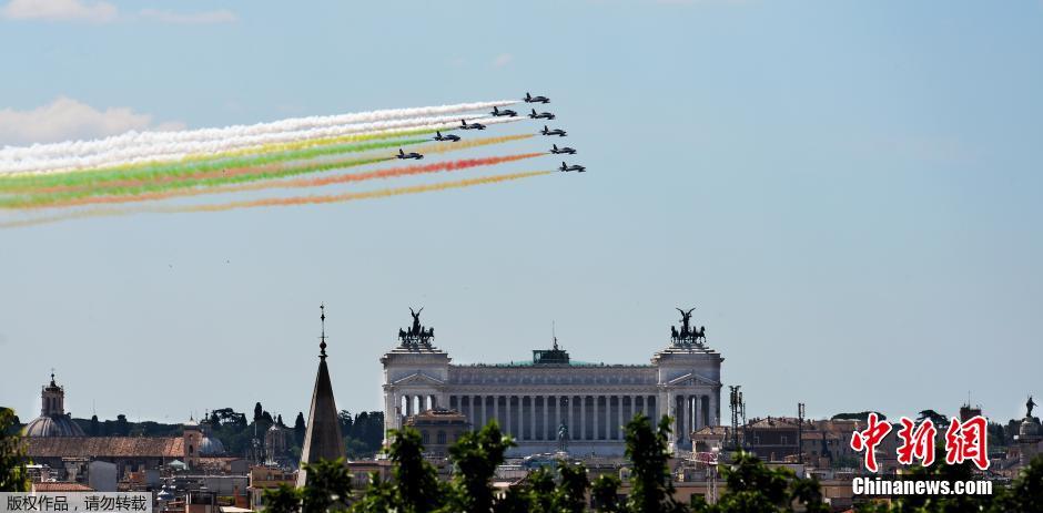 В Италии красочным воздушным шоу отметили День Республики