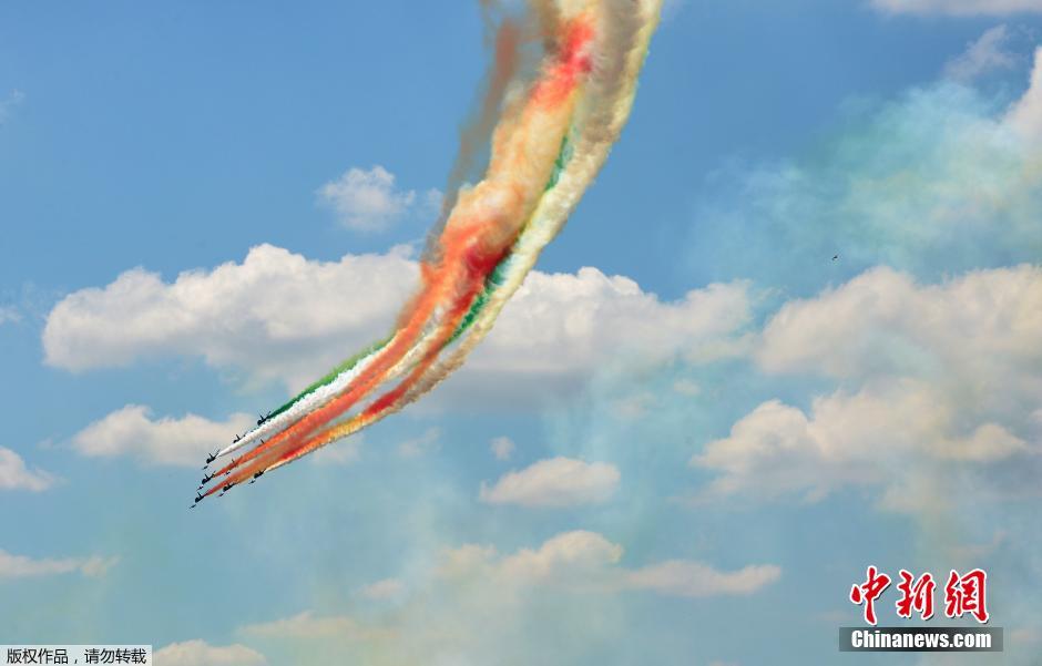 В Италии красочным воздушным шоу отметили День Республики