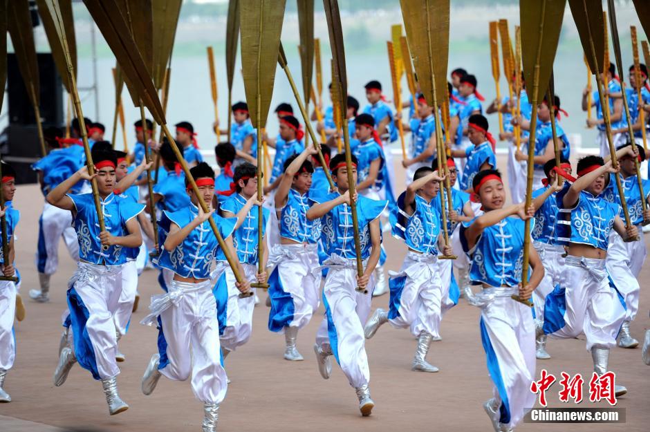 В этом году Фестиваль лодок-драконов прошел 2 июня, на реке Ханьцзян прошли песенные и танцевальные представления.