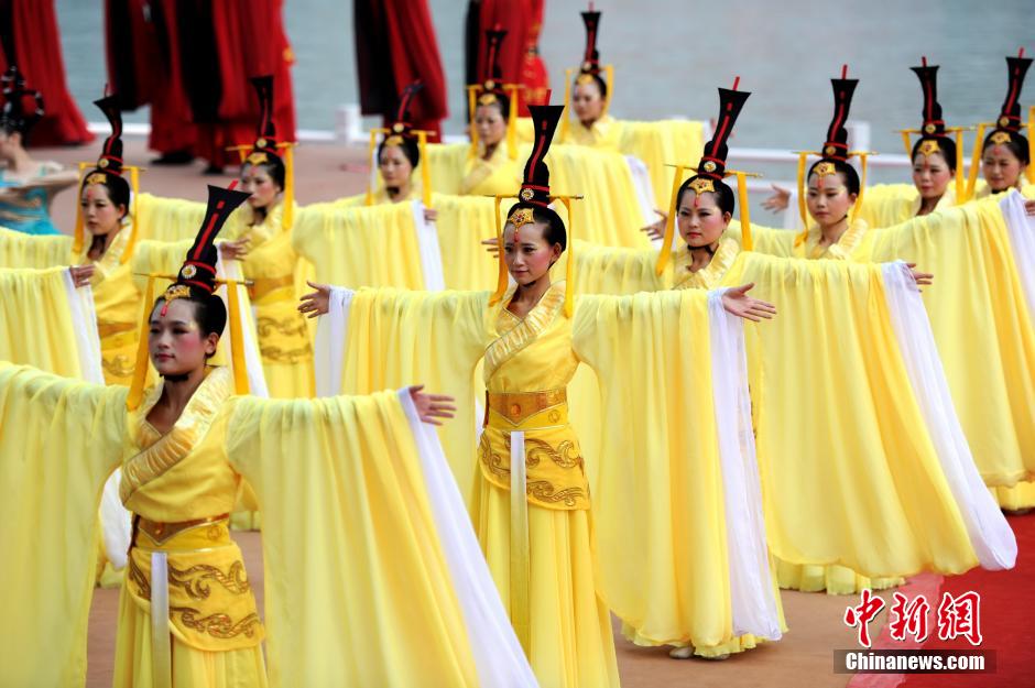 В этом году Фестиваль лодок-драконов прошел 2 июня, на реке Ханьцзян прошли песенные и танцевальные представления.