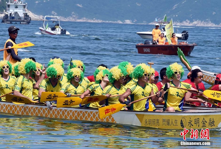 В Сянгане прошли гонки лодок-драконов в честь празднования «Дуаньуцзе».