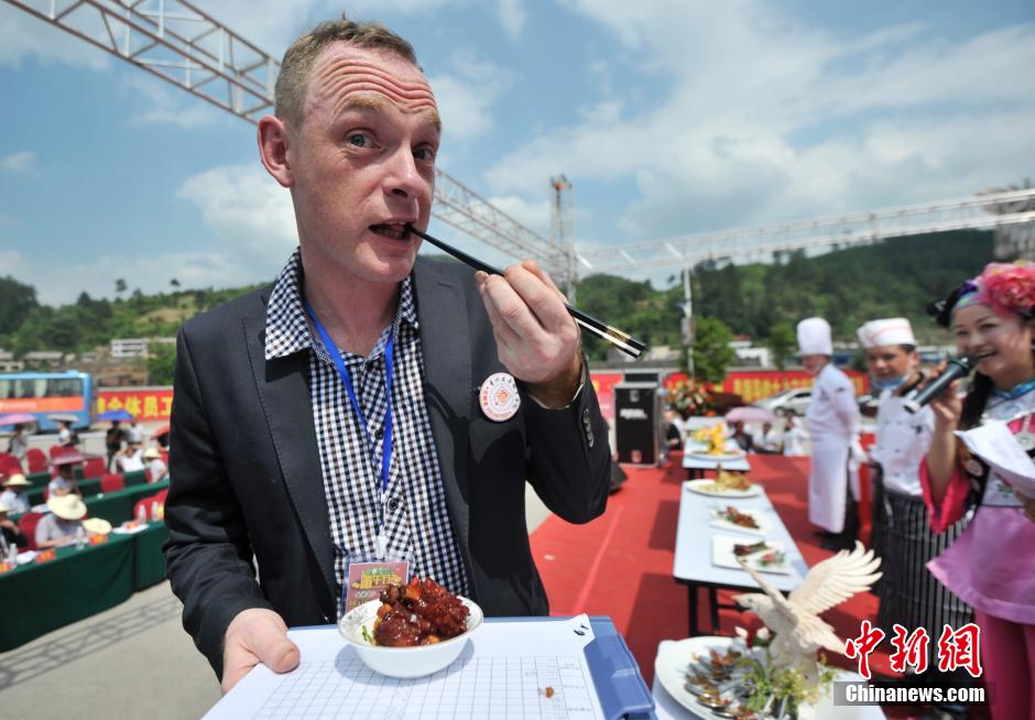 1 июня в уезде Хуэйшуй (Гуйчжоу) прошло кулинарное соревнование, более 10 отличных поваров с разных уголков страны продемонстрировали здесь свои умения.