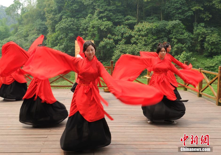 1 июня любители традиционных китайских костюмов совершили ритуальный обряд, посвященный Цюй Юаню.