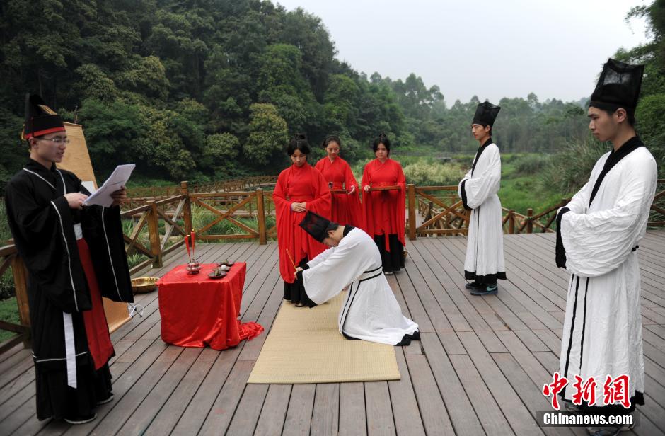 1 июня любители традиционных китайских костюмов совершили ритуальный обряд, посвященный Цюй Юаню.