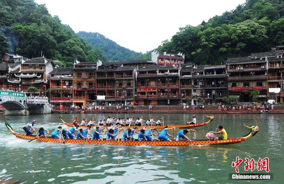 1 июня в древнем городе Фэнхуан (провинция Хунань) местные жители провели гонки лодок-драконов на реке Тоцзян.