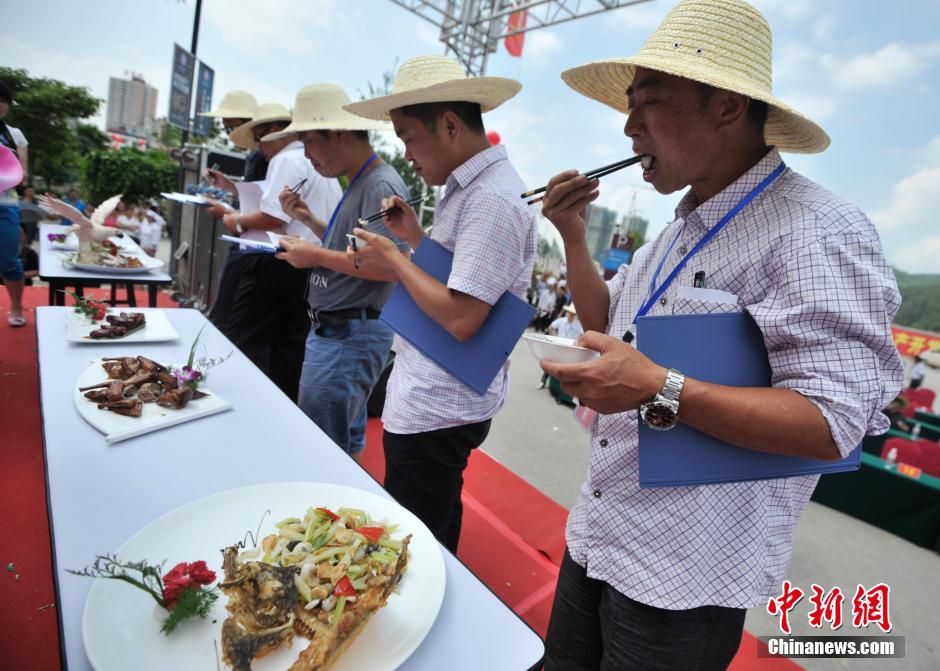1 июня в уезде Хуэйшуй (Гуйчжоу) прошло кулинарное соревнование, более 10 отличных поваров с разных уголков страны продемонстрировали здесь свои умения.