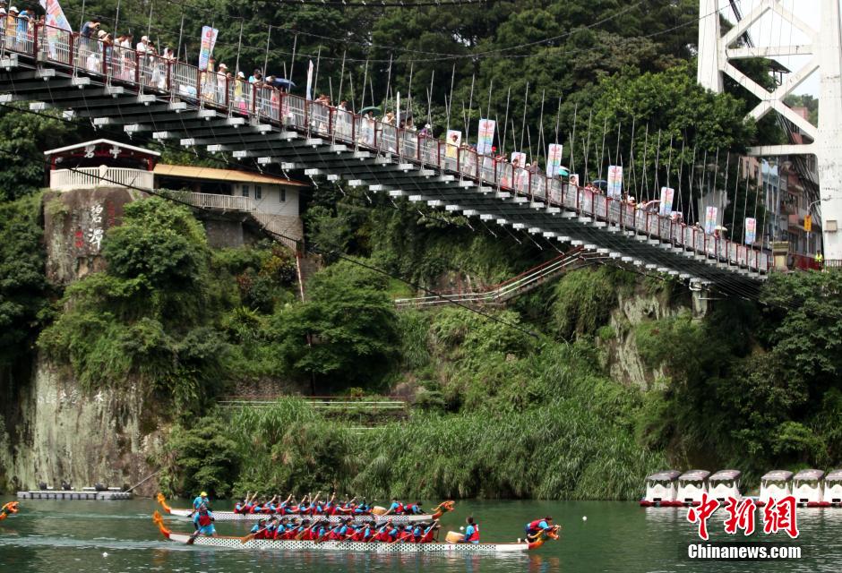 2 июня повсюду в Тайване прошли гонки лодок-драконов