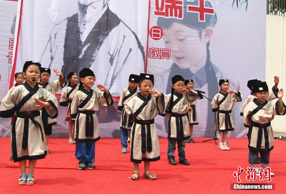 В Чунцине 100 детей в традиционных китайских костюмах «Ханьфу» вместе отметили Праздник начала лета.