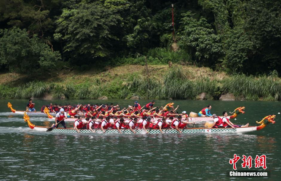 2 июня повсюду в Тайване прошли гонки лодок-драконов