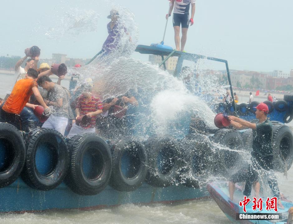 Водный праздник на море Миньнань в честь «Дуаньуцзе»