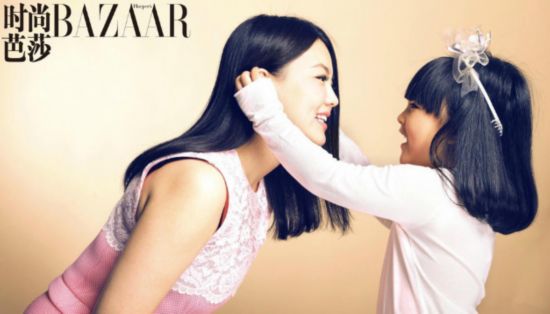 Китайская актриса и телеведущая Ли Сян с дочерью позируют для модного журнала