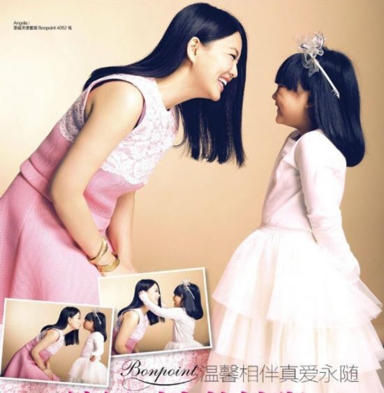 Китайская актриса и телеведущая Ли Сян с дочерью позируют для модного журнала