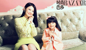 Китайская актриса и телеведущая Ли Сян с дочерью позируют