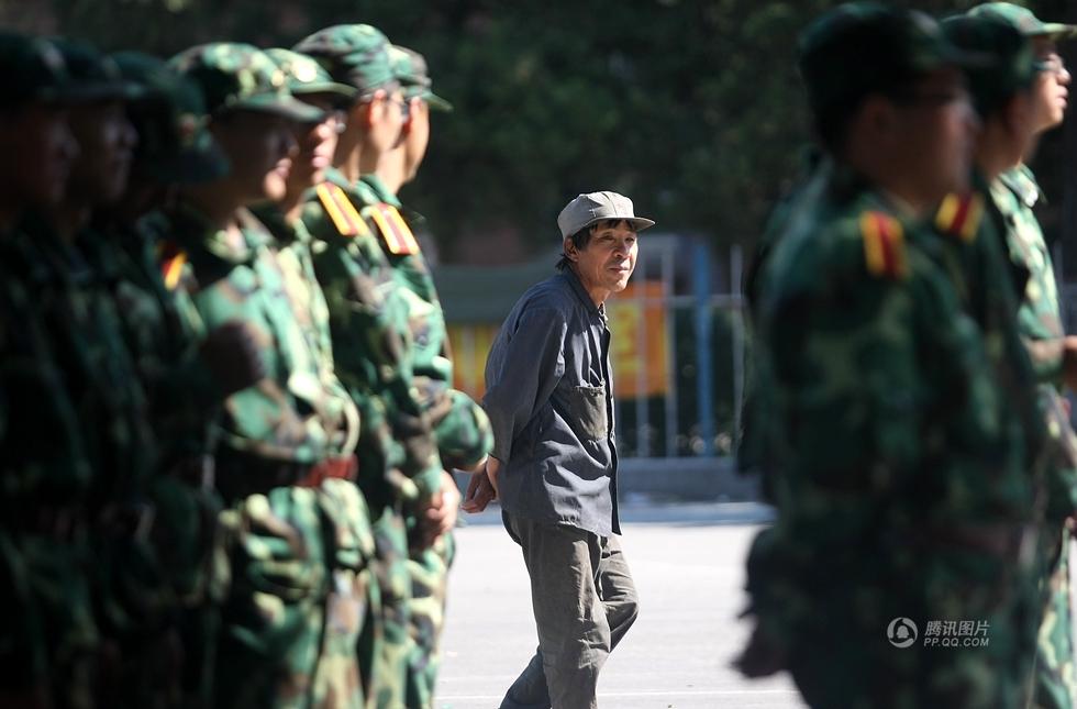 В сентябре 2011 года Кан Ляньси смотрел военную подготовку новых учащихся, восхищался жизнью в университете. 