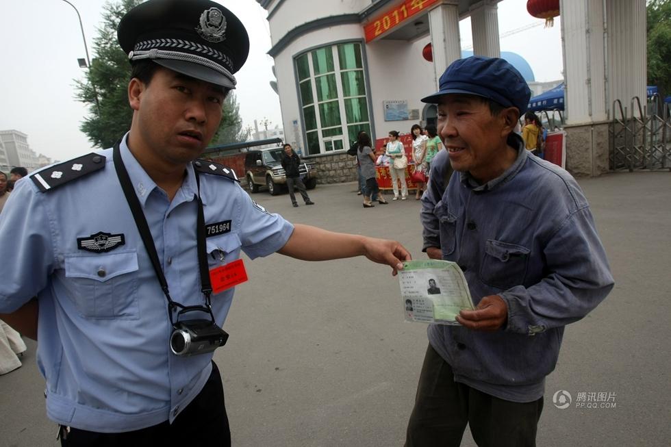 В 2011 году Кан Ляньси был задержан одним полицейским из-за того, что он отличался от других абитуриентов возрастом и одеждой.