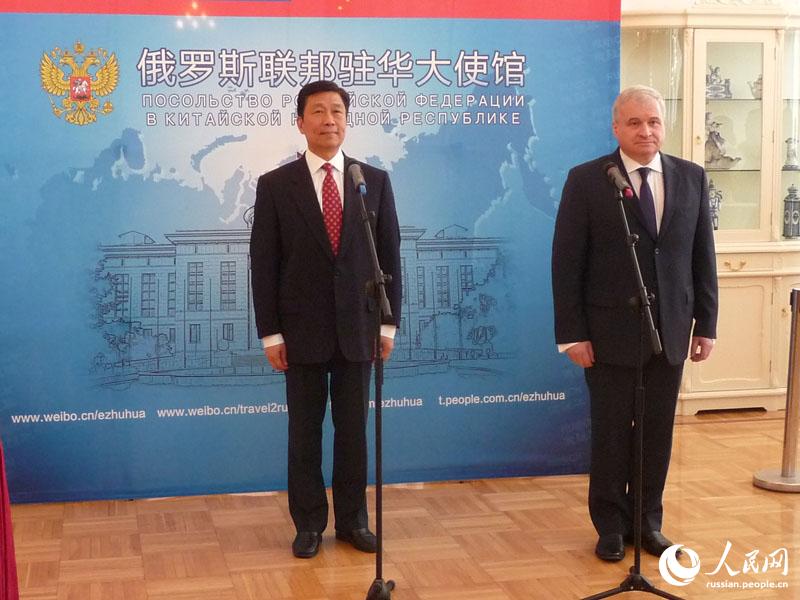 Заместитель председателя Китая Ли Юаньчао и Чрезвычайный и Полномочный Посол РФ в КНР Андрей Денисов