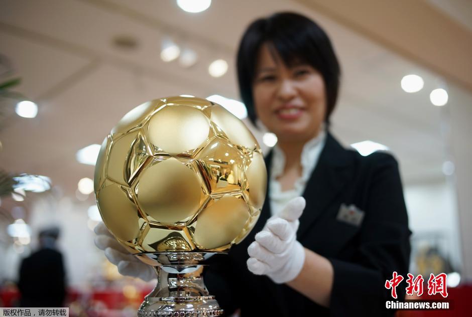 Японский предприниматель создал футбольный мяч весом 3 кг из чистого золота