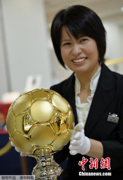 Японский предприниматель создал футбольный мяч весом 3 кг из чистого золота