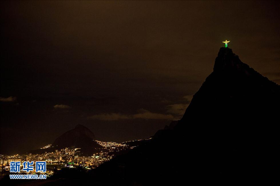 11 июня на горе Корковадо (Рио-де-Жанейро, Бразилия) освещается огнями статуя Иисуса Христа. AP/AFP