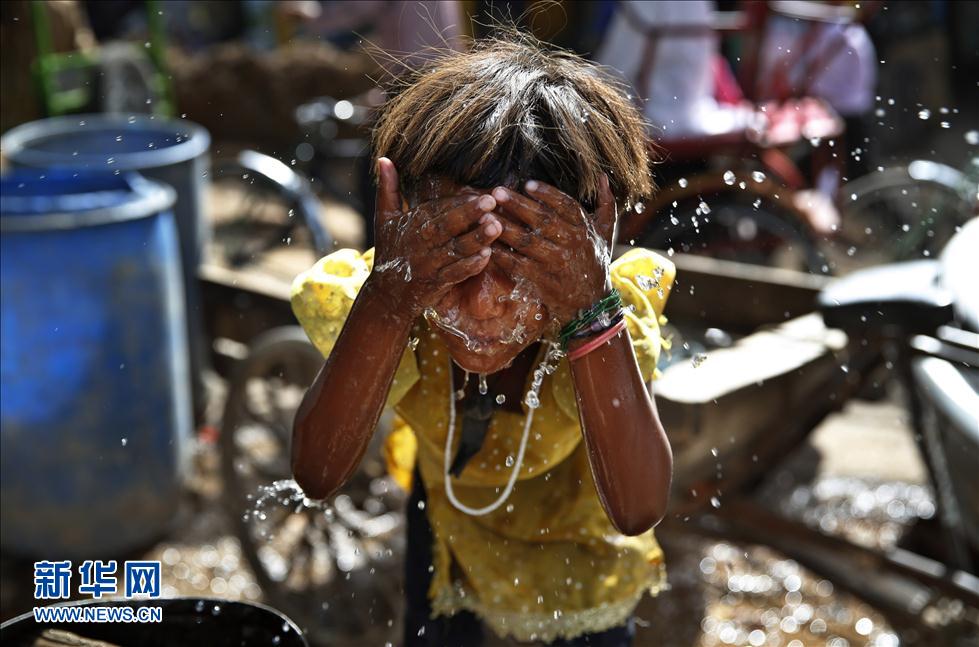 11 июня маленькая девочка в Нью-Дели (Индия) умывается прохладной водой. ИА «Синьхуа»/ AP
