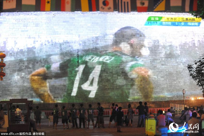  В Нанкине футбольные матчи транслируются на старинной городской стене 