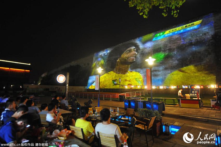  В Нанкине футбольные матчи транслируются на старинной городской стене 