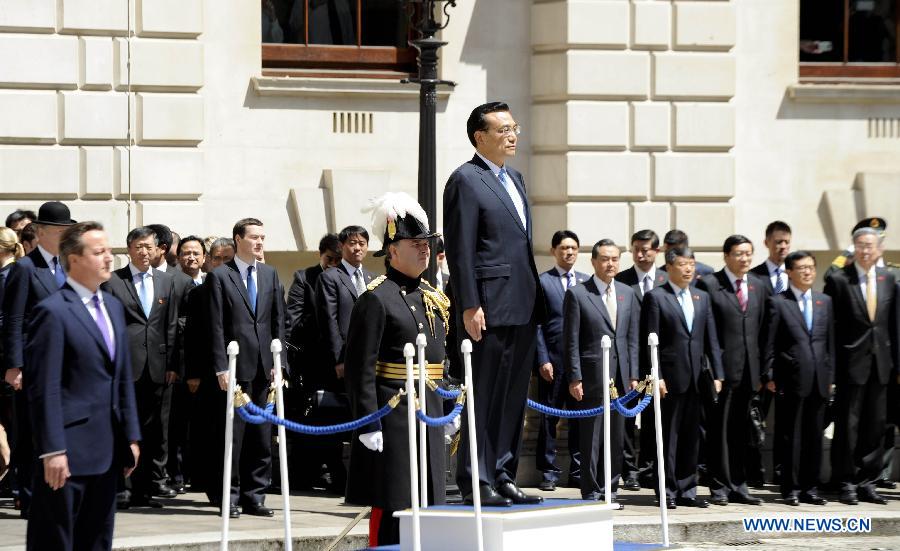 Ли Кэцян провел ежегодную встречу с премьер-министром Великобритании