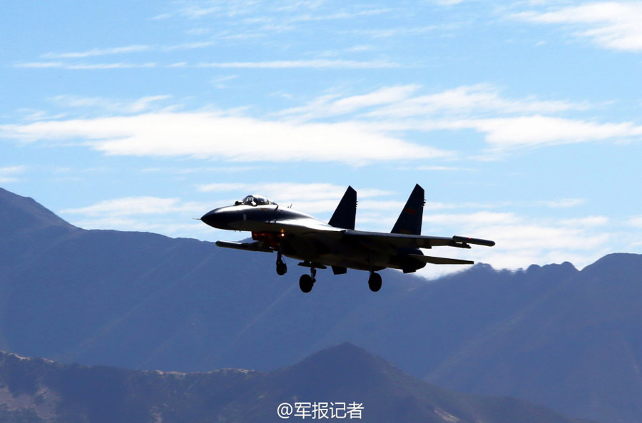 Истребители J-11 и Ил-76 на военной базе в Тибете