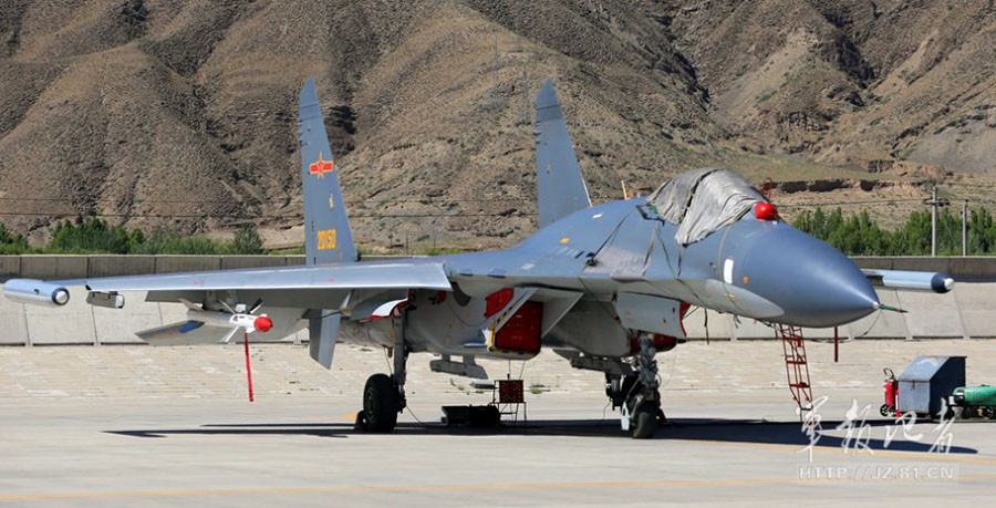 Истребители J-11 и Ил-76 на военной базе в Тибете