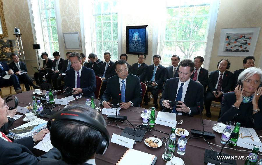 Ли Кэцян и Дэвид Кэмерон провели Китайско-британский круглый стол по мировой экономике