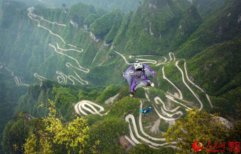 Два россиянина в вингсьютах совершили прыжок с китайской горы Тяньмэньшань