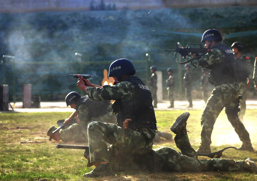 Пограничники из Синьцзяна проходят учения в реальных боевых условиях