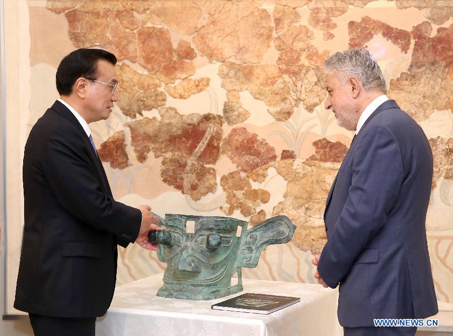 Необходимо укреплять перенятие опыта между цивилизациями и культурный обмен между Китаем и Грецией -- Ли Кэцян