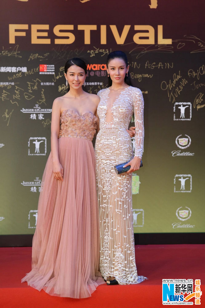 Фотолента: Звезды на красной ковровой дорожке 17-го Шанхайского международного кинофестиваля