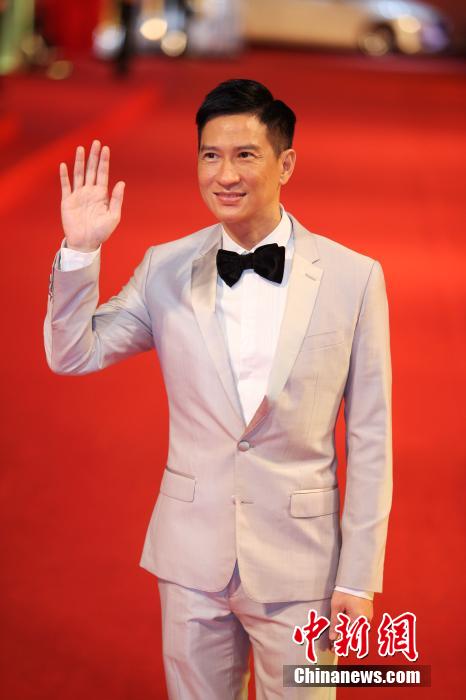 Фотолента: Звезды на красной ковровой дорожке 17-го Шанхайского международного кинофестиваля